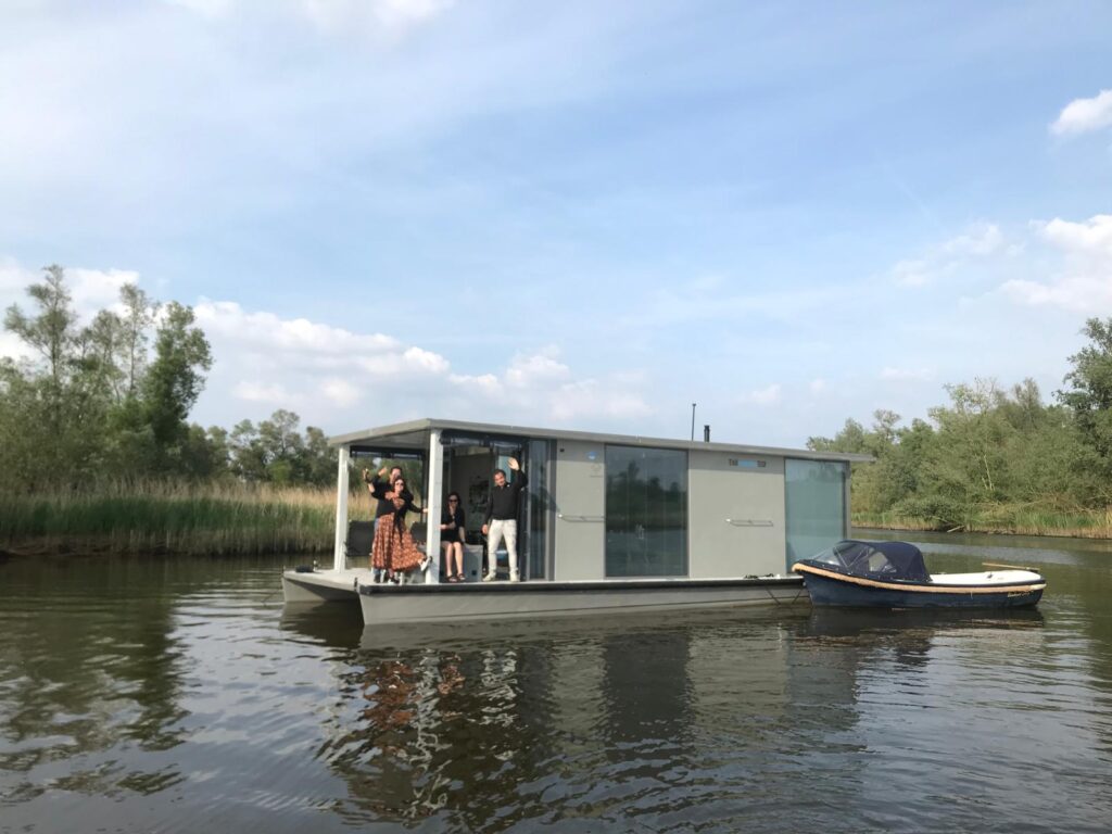 Wij beschikken over enkele ligplaatsen voor de houseboats,