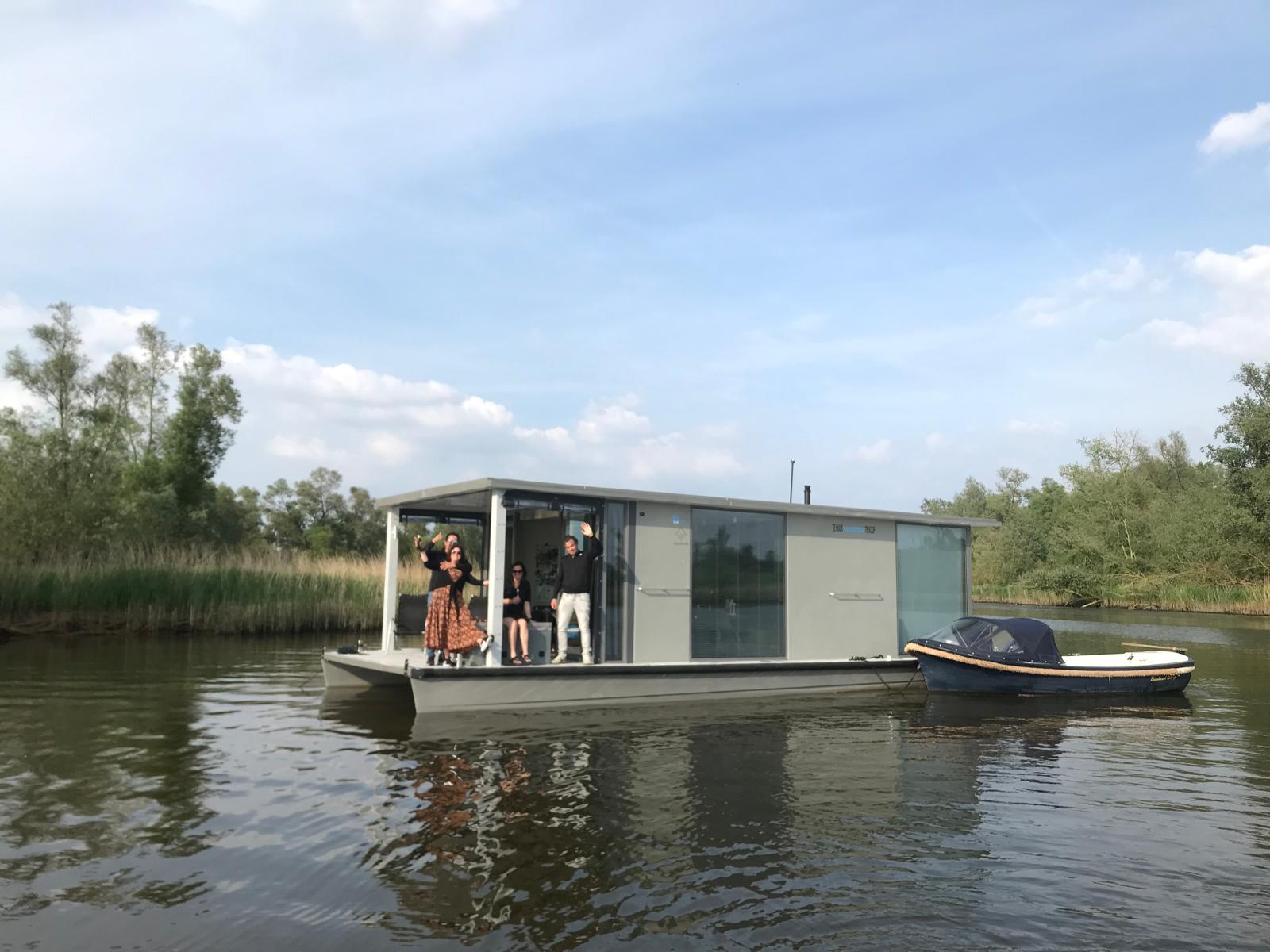 Wij beschikken over enkele ligplaatsen voor de houseboats,
